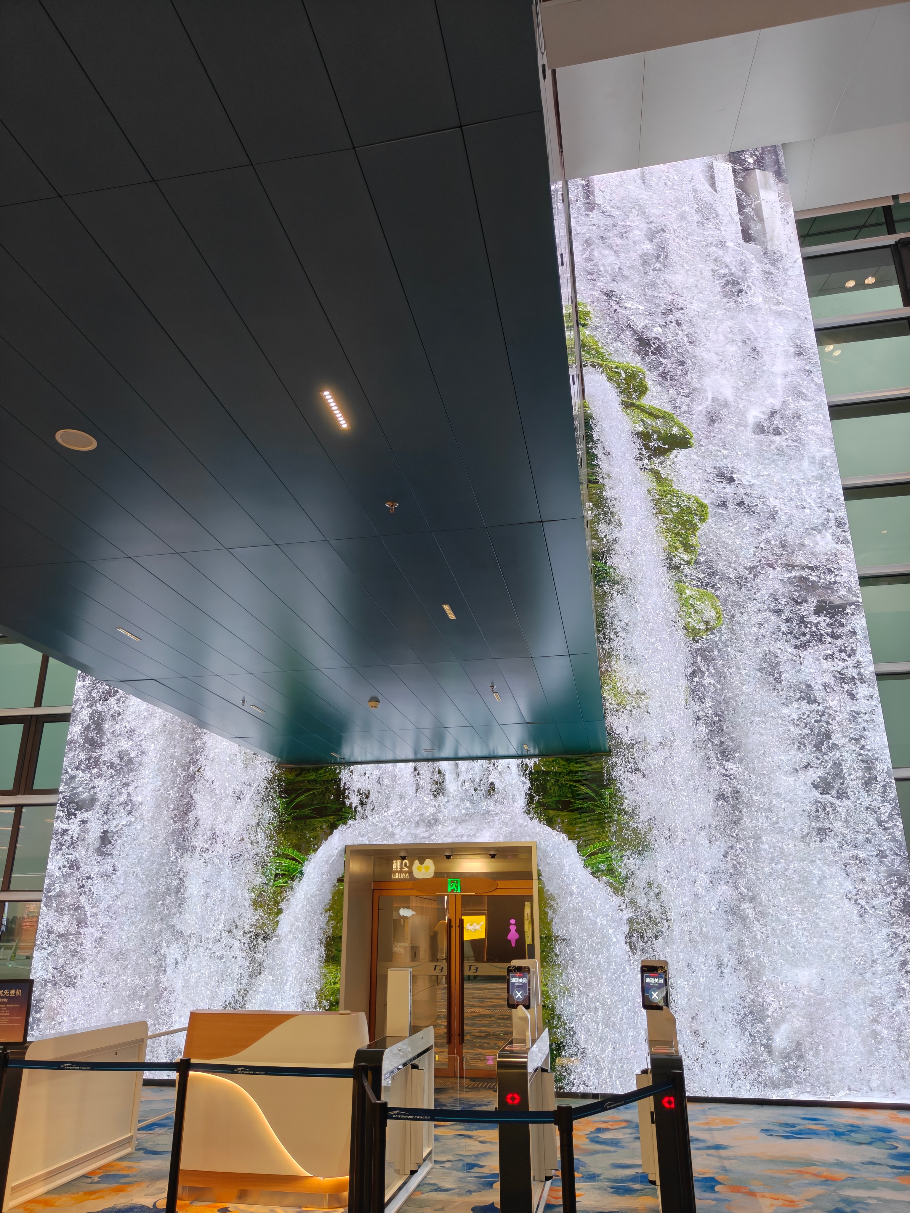 第一次来广州白云机场T3航站楼被这边的设施给狠狠震惊到了超大无缝地毯 超高清超薄