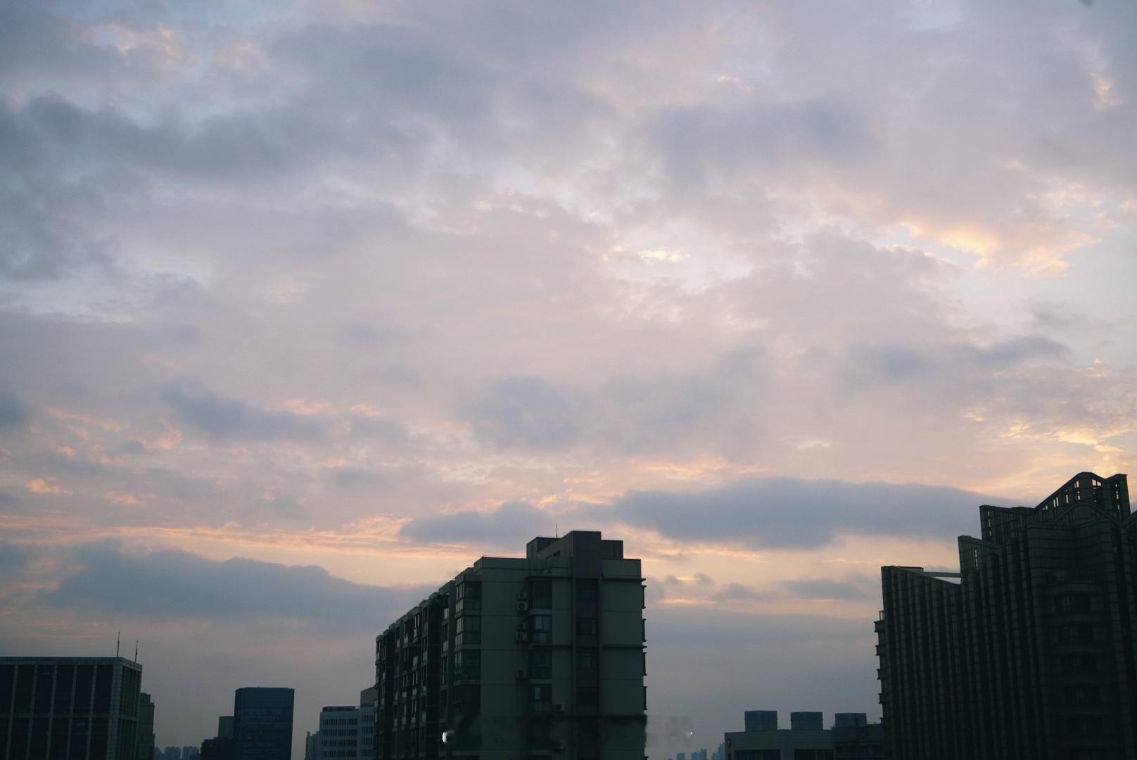 一边喊今天好热啊一边蹲炉子边煨排骨藕汤加点当归到藕汤里汤更香了连喝了两碗热到冒烟