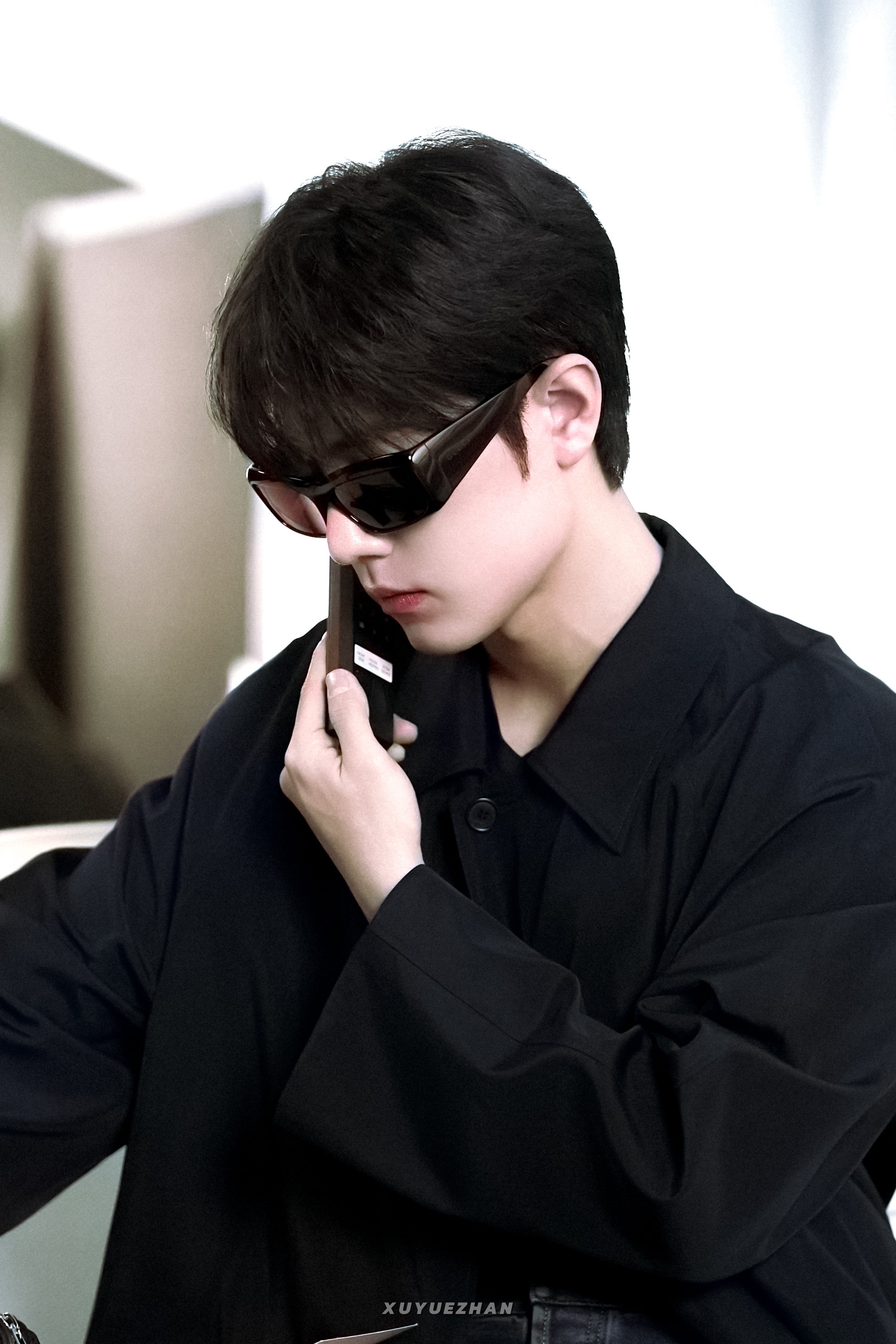 梦循轨迹，如东风追逐海浪。我们向光亮前行，与你共赏漫天星光。肖战小城良方◎肖战刘