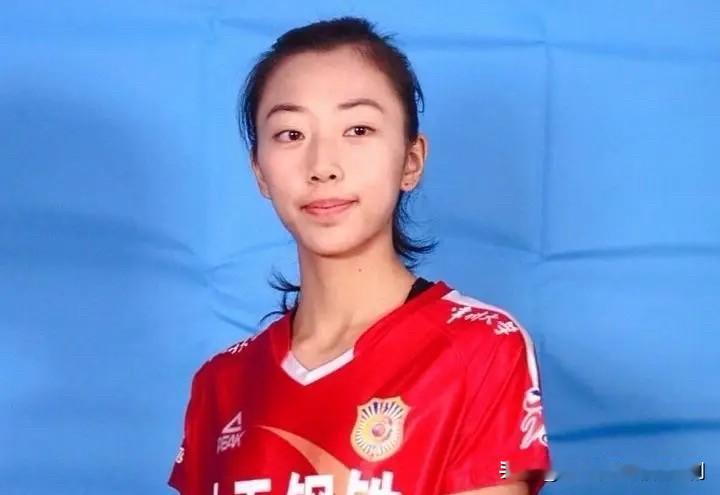 24岁的二传孙燕退役了，拿了双冠，她好像是身体原因，稍微一上量就会出问题。祝在人