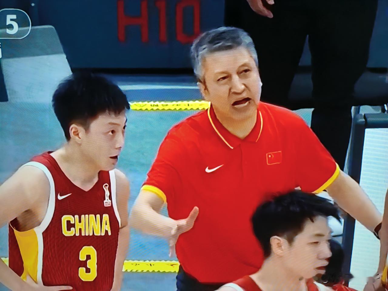 防守不如赵继伟，贺希宁。进攻不如廖三宁，胡明轩除了两个三分球外，组织，进攻，防守