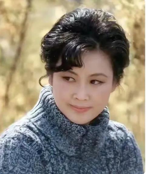 她五官端正，眉清目秀，德艺双馨，是一位著名女高音歌唱家，中央轻音乐的团创始人，你