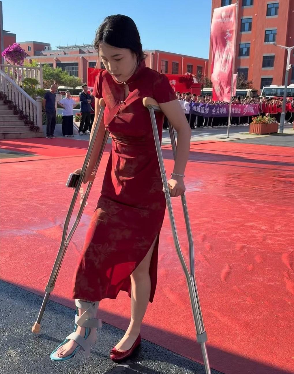 谁说年轻老师不负责任？这位00后班主任，用一身伤痛，诠释了最纯粹的师者本心！高考