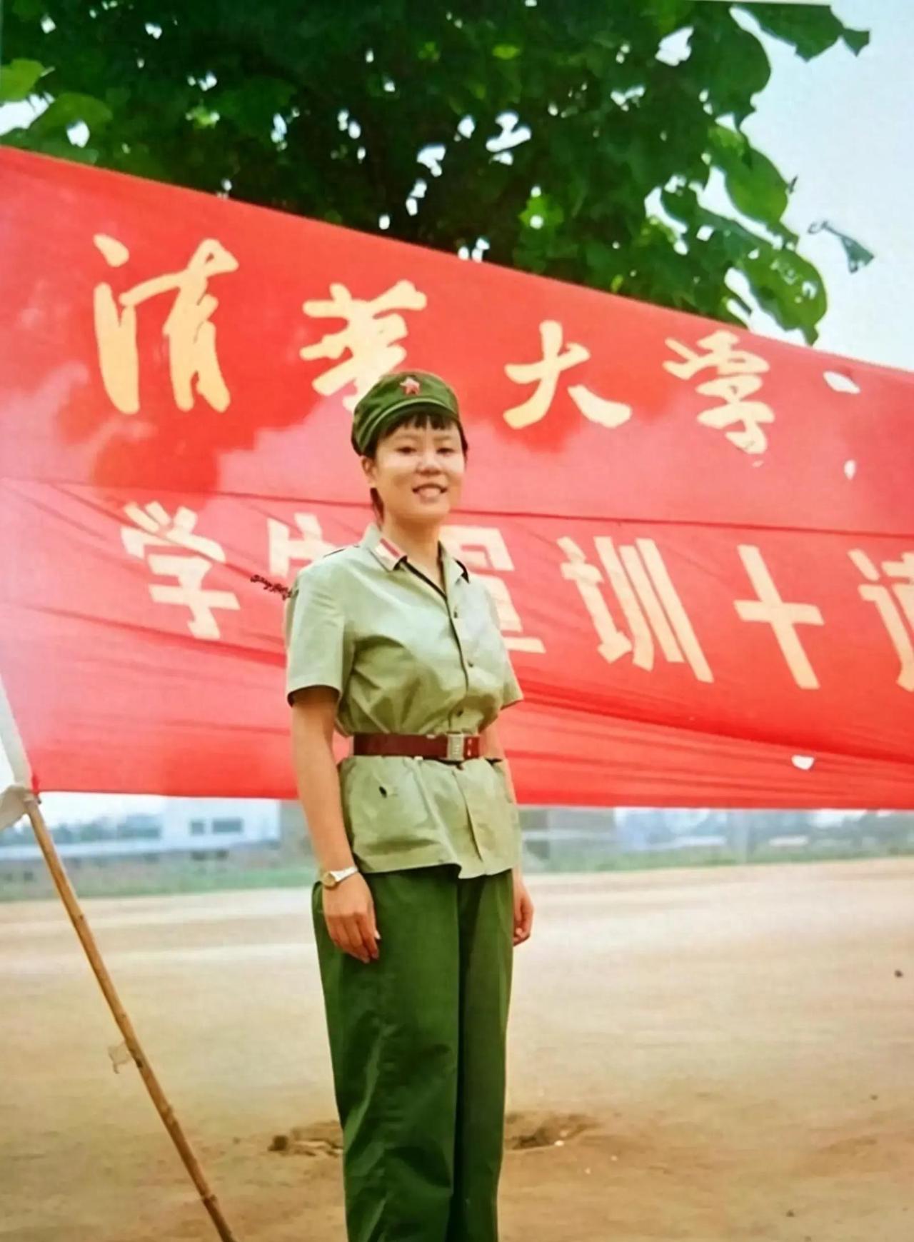 她活了49年，28年躺着，靠父母一勺一勺喂饭。
1992年她穿迷彩服站在清华操场