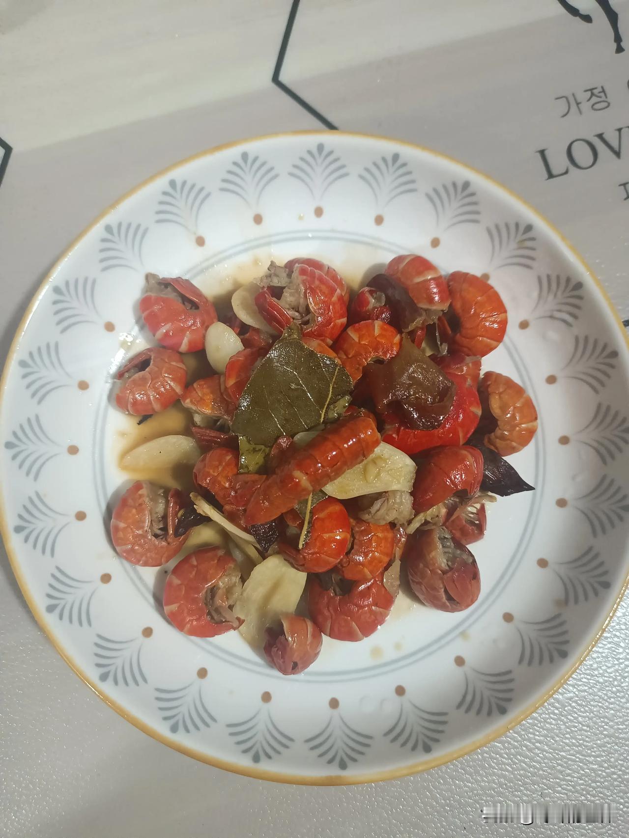 开饭了。
铁们，今日四菜少一汤。