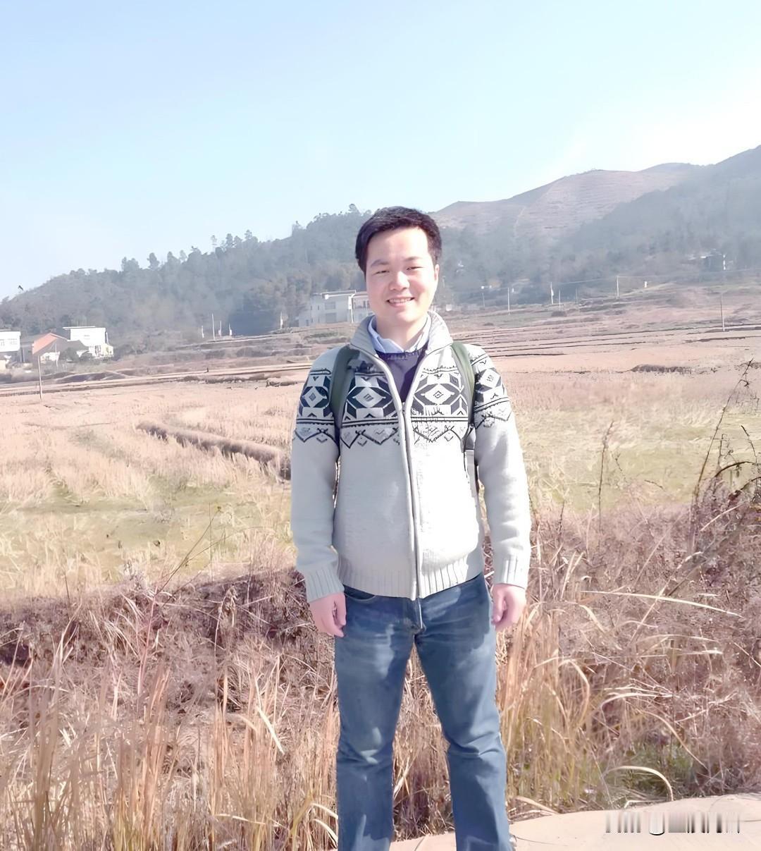 这个身材矮小、面相憨厚的年轻人，看上去像个普通的农村青年，其实他是哈佛大学的博士