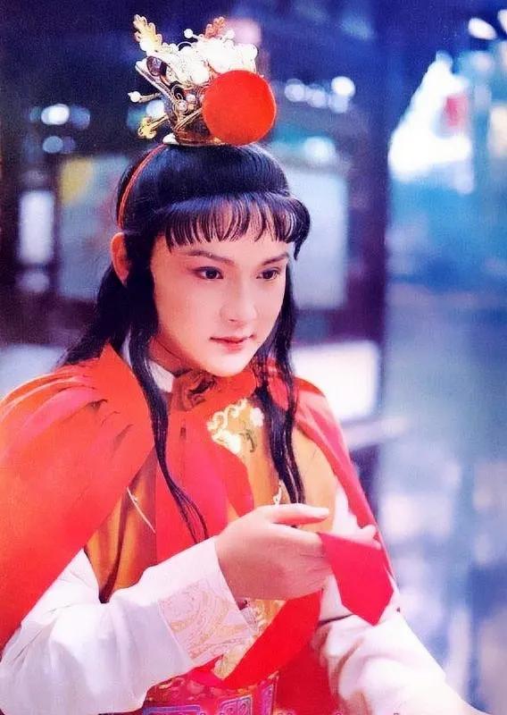 87版《红楼梦》里的主角妆容都非常精致，王熙凤、林黛玉、薛宝钗三位女主的尤为漂亮