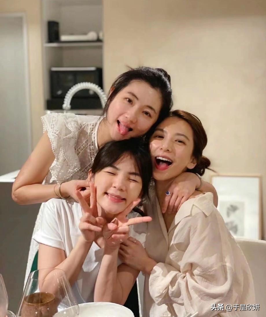 S.H.E同框泪目！23年了，她们才是内娱友谊的天花板！
 
田馥甄晒出的这张合