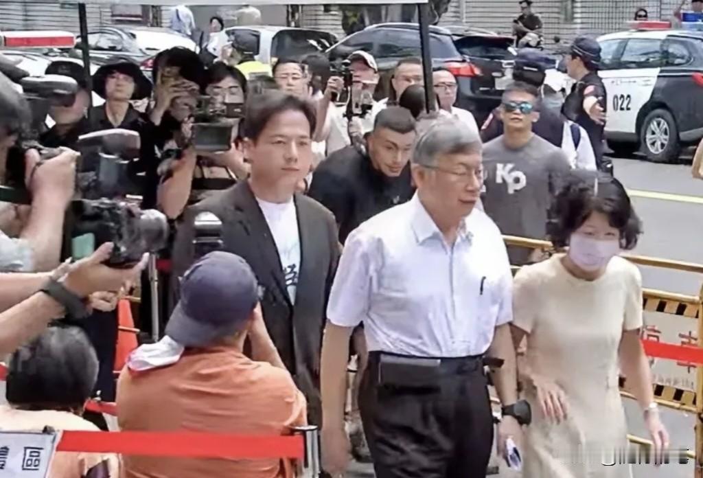 柯文哲案件二审8号又开庭审讯，柯文哲出庭一度哽咽不满“押人逼供”，感觉案件审讯发