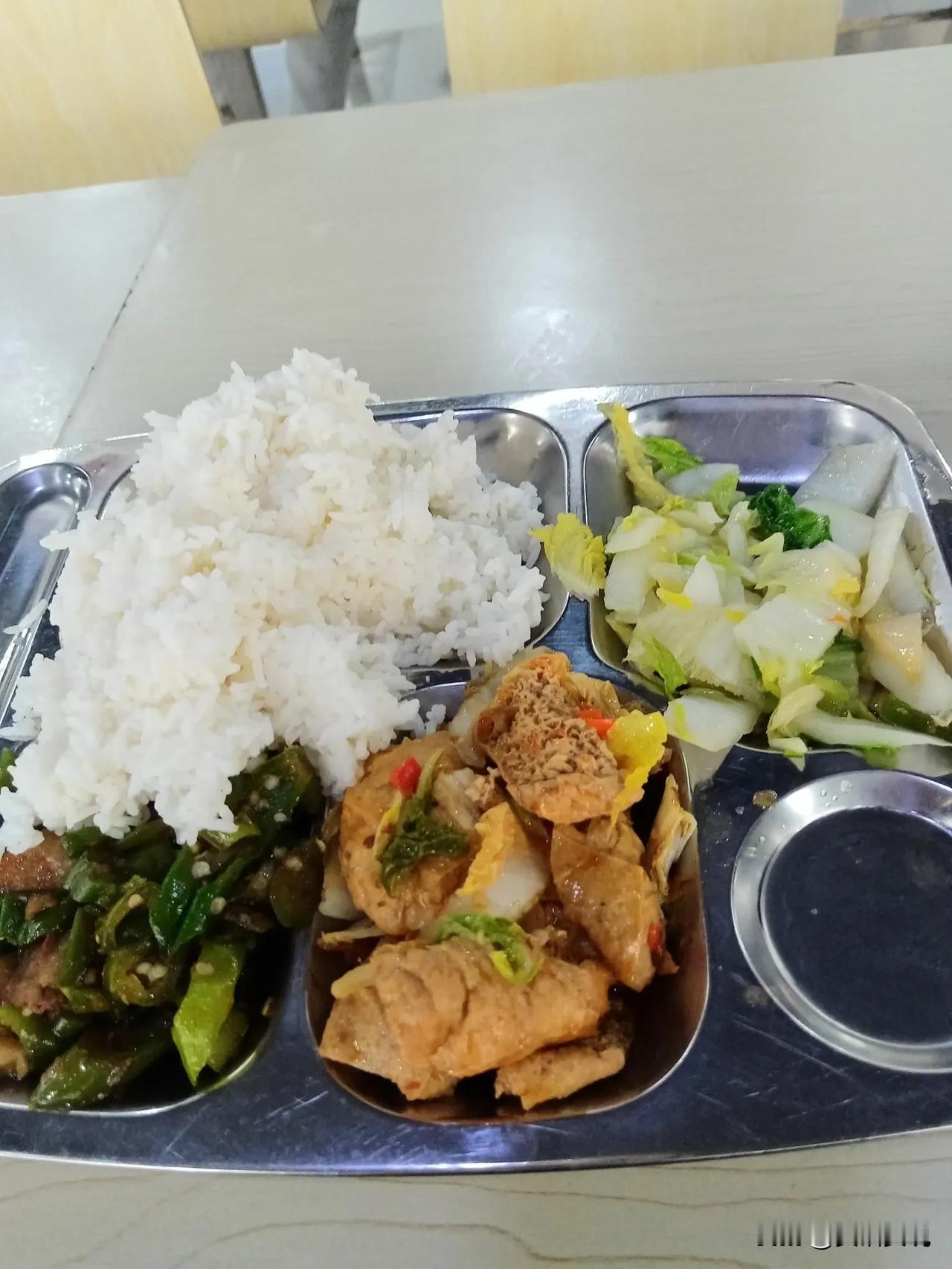 又到了干饭时间，哎,,Ծ^Ծ,,好饱啊！
在南沙安捷利电子厂上班，根本就不存在饿