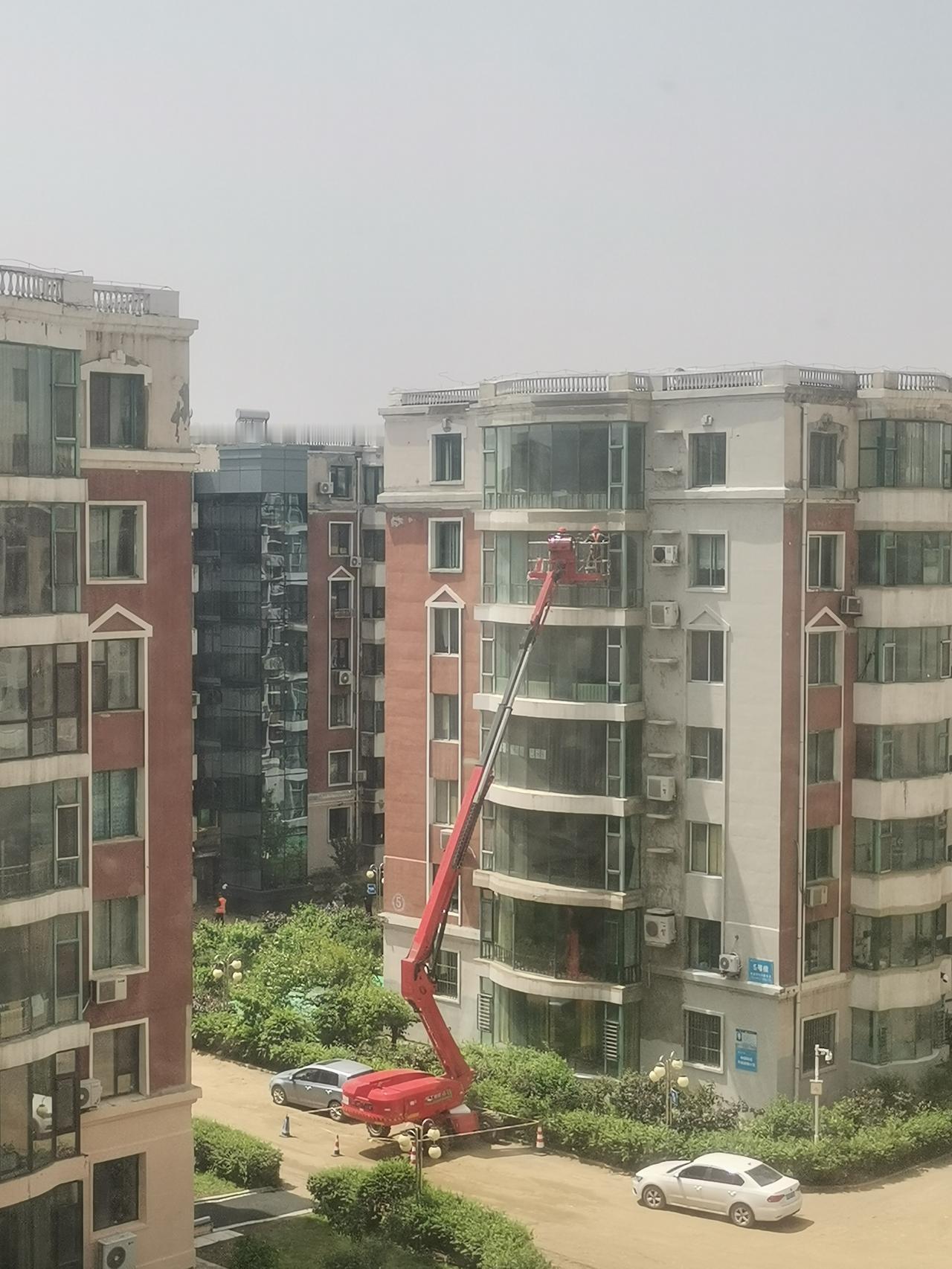 吉林市龙鼎花园的电梯已安装完毕，围挡也都拆除了，楼体正在粉刷，期待崭新花园呈现。