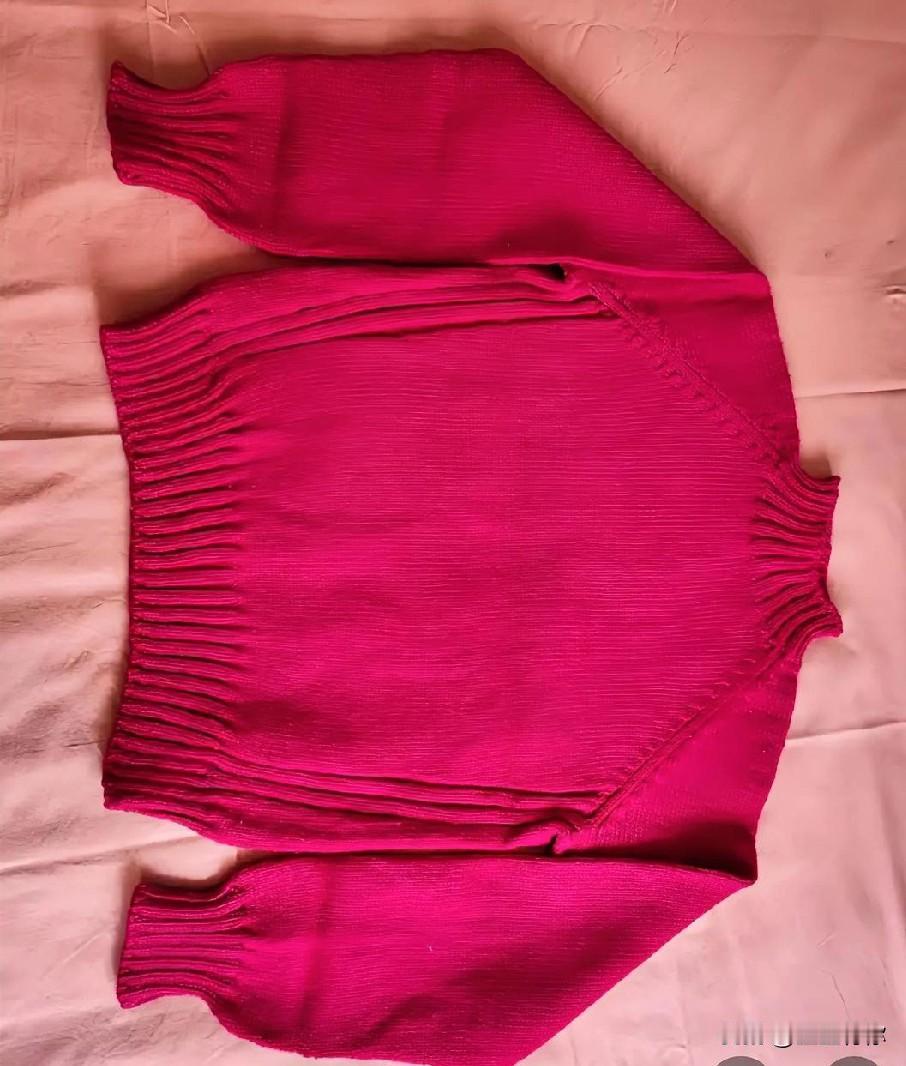 穿了8年的毛衣，居然一根球都不起？这质量我直接跪了！
 
8年前随便入手的玫红毛