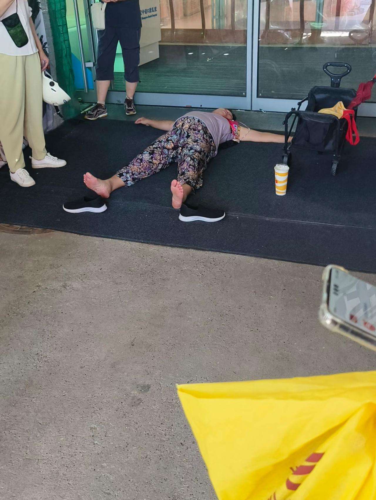 今早路过新街口物美门店，店铺都还没开门，眼前一幕直接把我整破防了。

有位大姐就