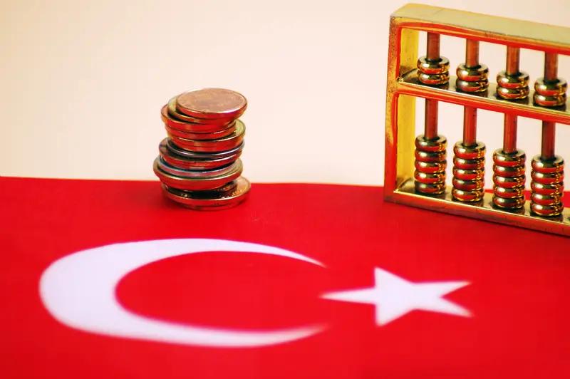 土耳其的多重货币体系挺值得玩味的。一方面，土耳其里拉长期贬值，通胀严重，民众对里