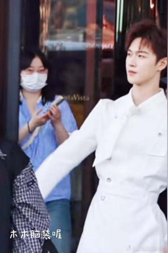 李昀锐纯白厨师服李昀锐奔跑吧厨师造型 李昀锐奔跑吧厨师造型，李昀锐纯白厨师服，咱