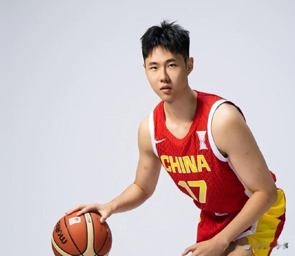 一个不被教练重视，一个被球迷吐槽，中国男篮老问题没解决，新问题又产生。
今晚78