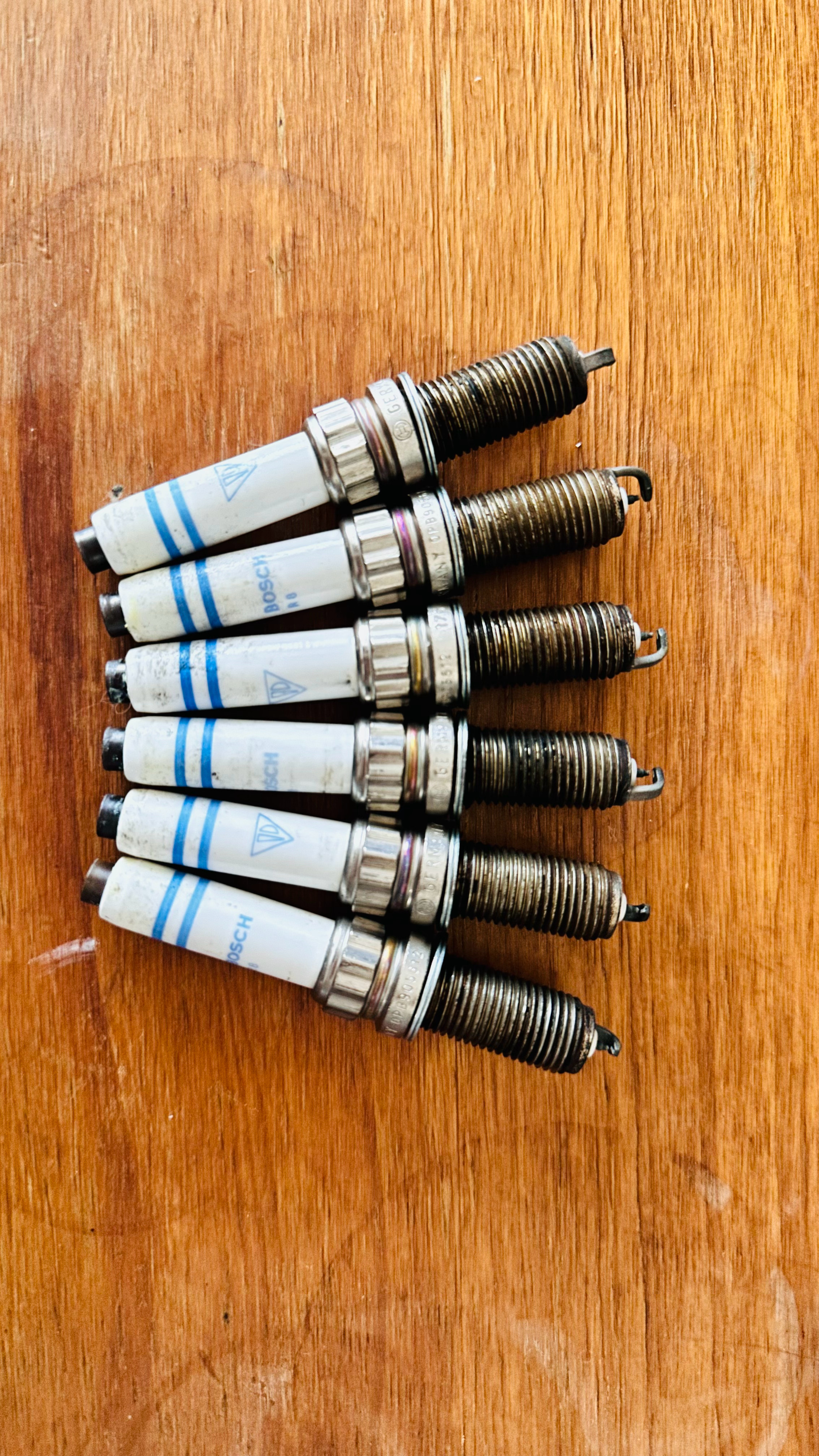 4S 店保养，肯定是偏贵，但是相对比较放心。每年在店里上保险返的券基本上可以覆盖