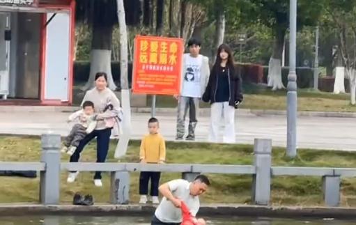 【夫妻合力救人！为龙南廖宇帆、刘素风点赞！】3月29日，龙南龙翔广场突发惊险一幕