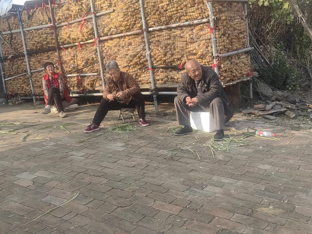 前几天我们村去世了一位老人，按乡亲辈我和他叫哥。
老人今年81岁，能吃能喝身体非