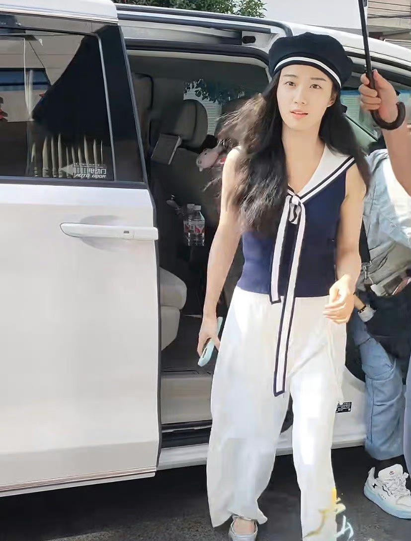 卢昱晓不打扮显得邋遢，打扮了又显得精致土，她到底怎么回事？ ​​​