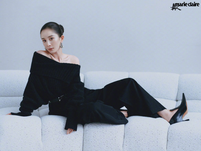 杨幂完全是智性恋天菜 已经成为杨幂梦女 杨幂完全是智性恋天菜，大光明盘发+条纹西