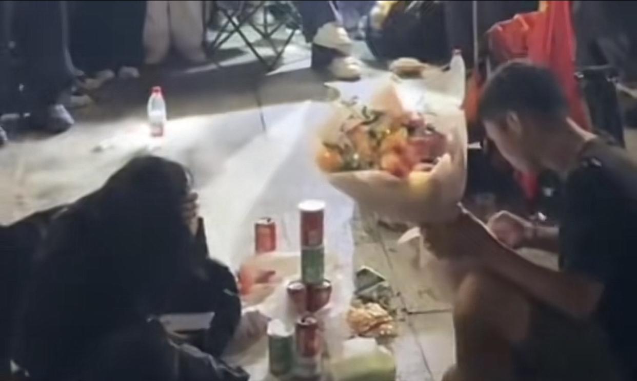 隔着屏幕都为这个女生感到尴尬了。
起因是女生和男生一起爬山到山顶后，男生突然拿出