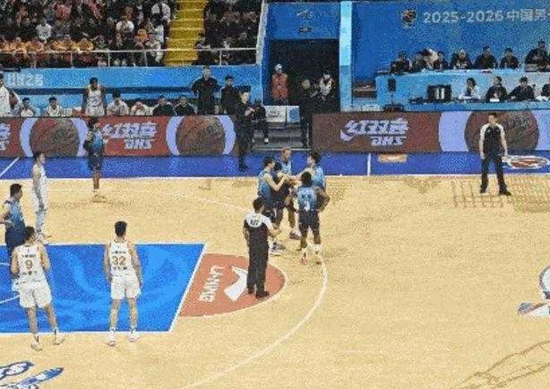 贝兹利和队友冲突 宁波赛后宣布解约：外援无特权！北京时间4月8日，宁波男篮主场9