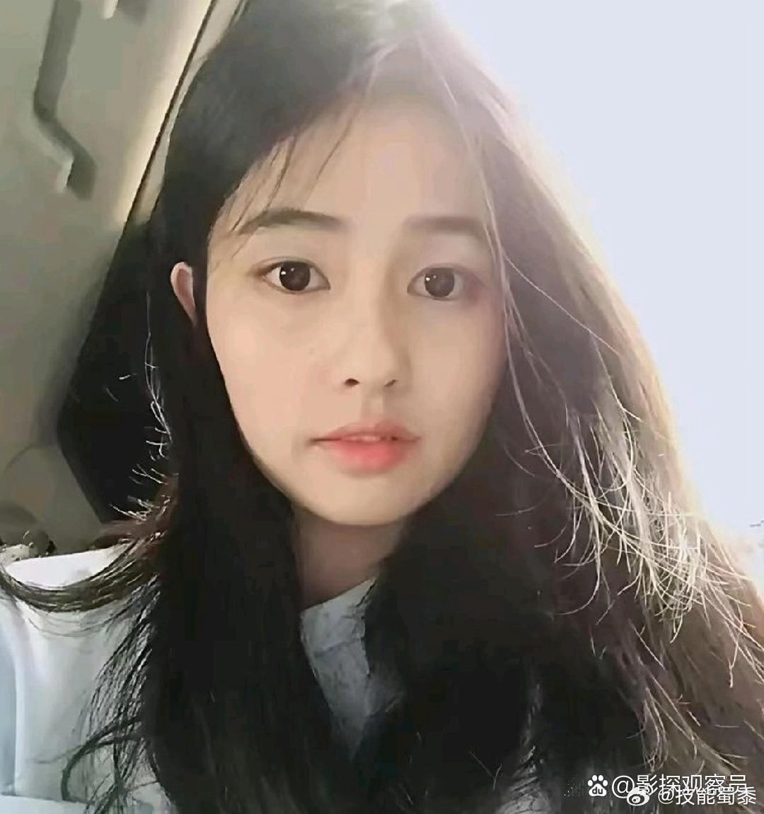 白鹿刚出道时，长相就是很邻家、很普通的样子，没什么特别惊艳的地方 ​​​