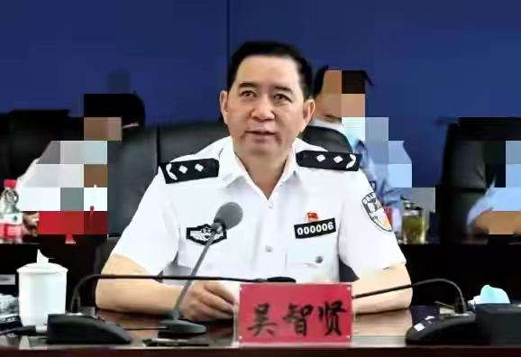 虽然吴智贤只是一名厅级干部，但因为他是省公安厅副厅长，而且还长期兼任总队长，之前