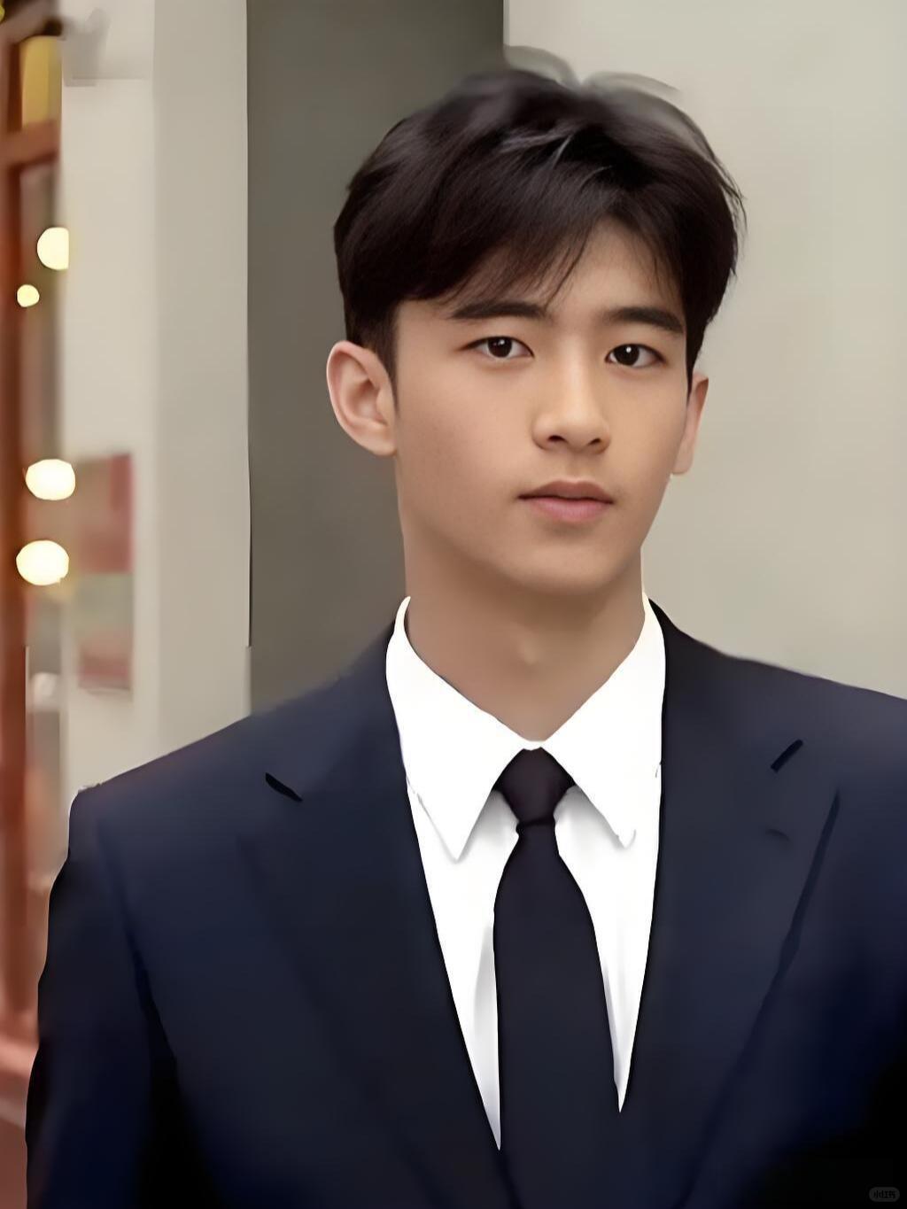 父亲丢掉的面子，母亲失去的尊严，
都被谢振轩这个帅气儿子捡回来了。

18岁，完