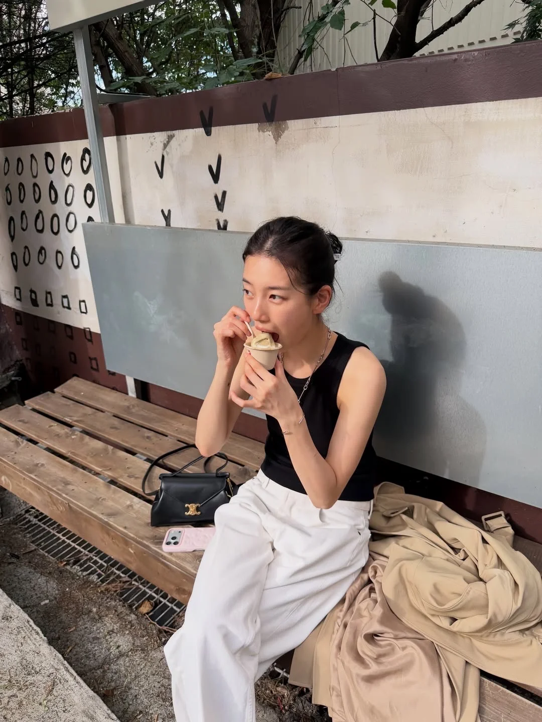 秀智闪现，简单黑白配，出片就像呼吸一样简单