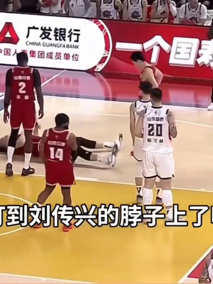 陶汉林起球肘到刘传兴锁骨位置，后者十分痛苦被担架抬出。
陶汉林，这一下进攻犯规，