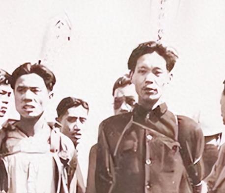 1947年，共产党员陈斌即将被敌人处决，他突然看到人群中有三个熟悉的身影，立马大