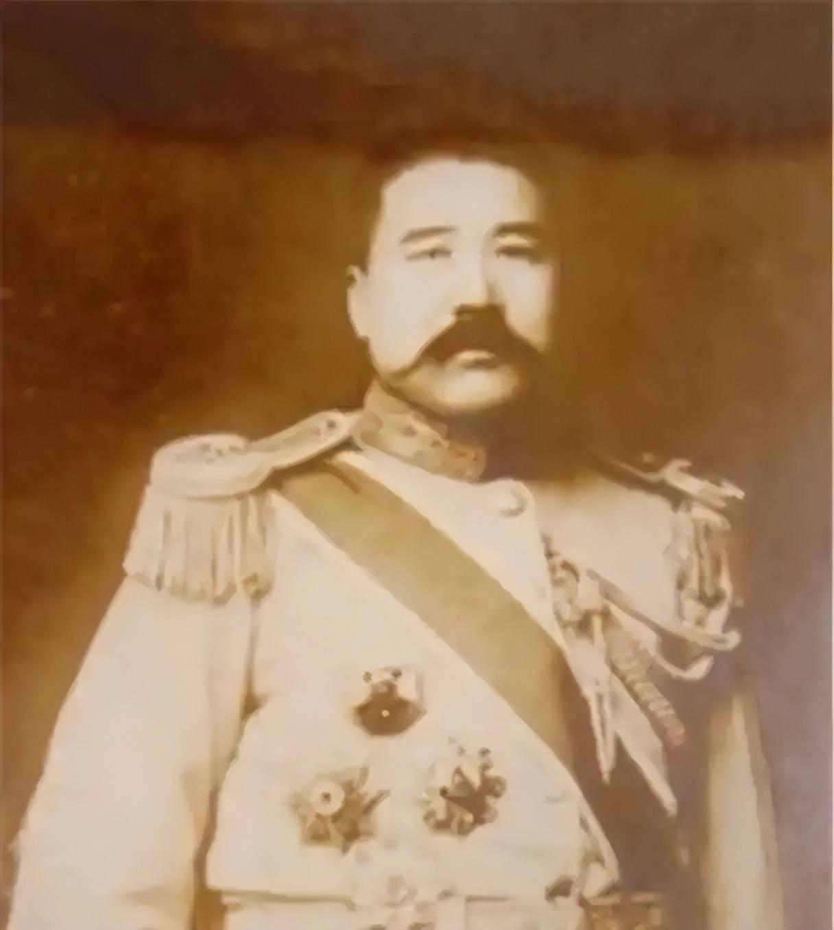 1926年的一天晚上， 张宗昌 将美人陈佩瑜衣服扒光，丢到了烧得滚烫的土炕上，女