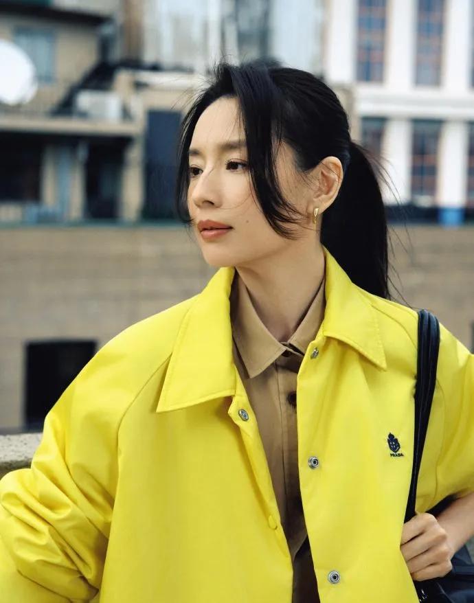 董洁这抹亮黄，太显白了！💛
 
董洁街拍好会穿！亮黄色夹克内搭卡其衬衫，配黑裙