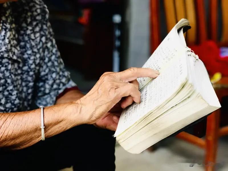 致每一位被感动的朋友
 
大家好，我是龙睿熙。没料到一篇怀念奶奶的作文，能让这么