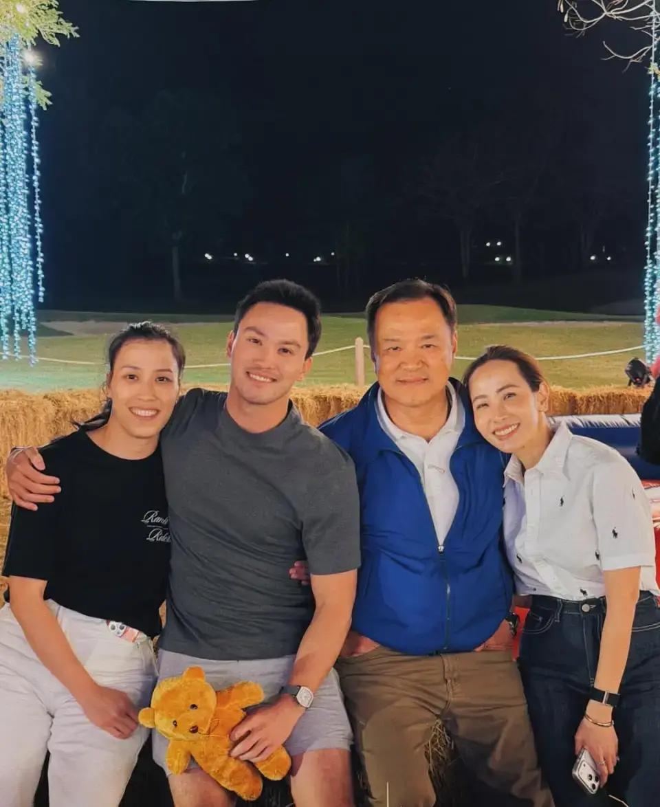 快讯！
泰国选举委员会突然宣布了。
1月3日，佩克·参威拉恭在社交平台晒出新年合