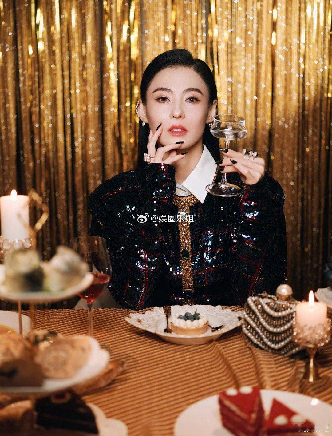 张柏芝佩戴耳骨夹亮相，简直美神降临！巧妙融合冷艳与贵气，搭配黑色美甲与闪片小香风