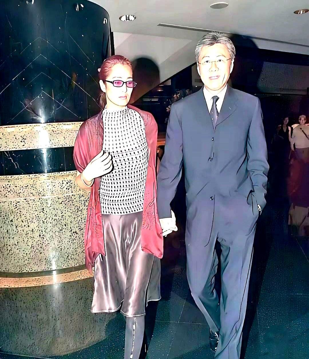 陪跑张艺谋8年没换来一纸婚约，巩俐扭头就嫁了。
 
她就想要个名分，张艺谋给不了