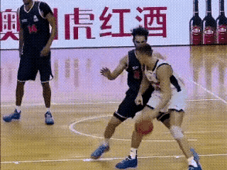 仔细观察，广东新外援卢卡这两个球是怎么处理的！
第一个球，卢卡背打推进，把防守吸