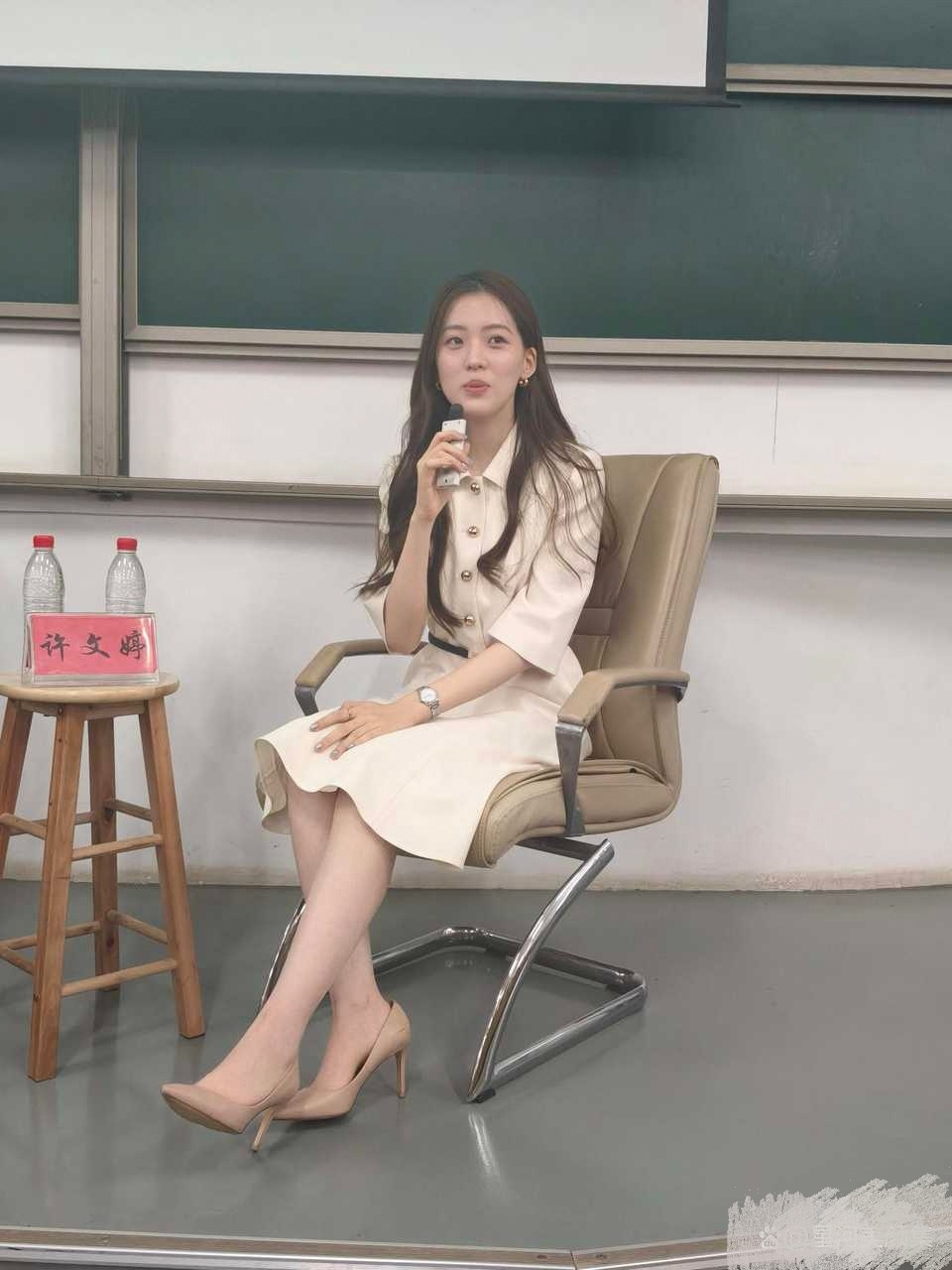 近距离感受中国政法大学校花许文婷的美，穿着裸色高跟好知性 