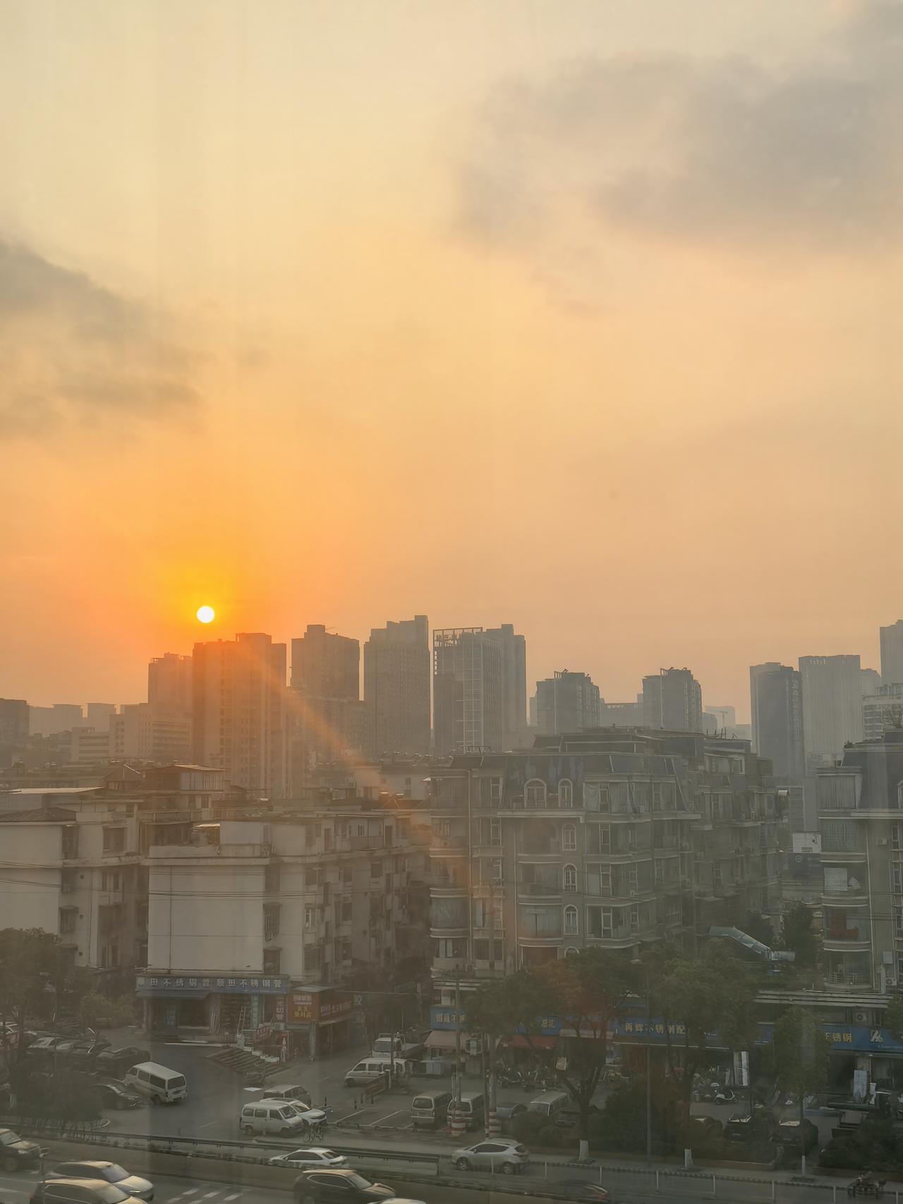 年底了资金盘有点多，大家千万要小心。上次不是说，我一个同事，要我给他一个朋友的小