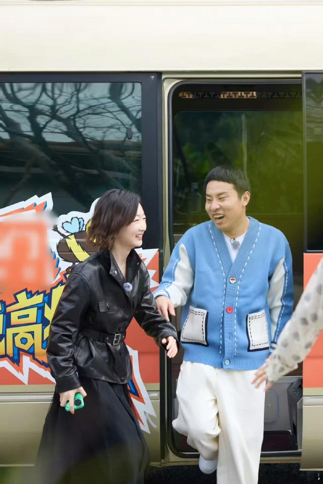 徐志胜追着帮周冬雨挡太阳周五晚高疯录《周五晚高疯》时，徐志胜这暖心举动太戳人！别