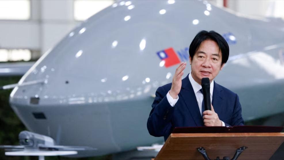 台当局囤积无人机、盲目发展产业，以及扩充防务预算，也改变不了“台独”加速灭亡的事