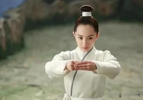 为什么现在杨幂好像不抗剧了？
其实原因很简单。

其一，短视频软件和短剧迅速崛起