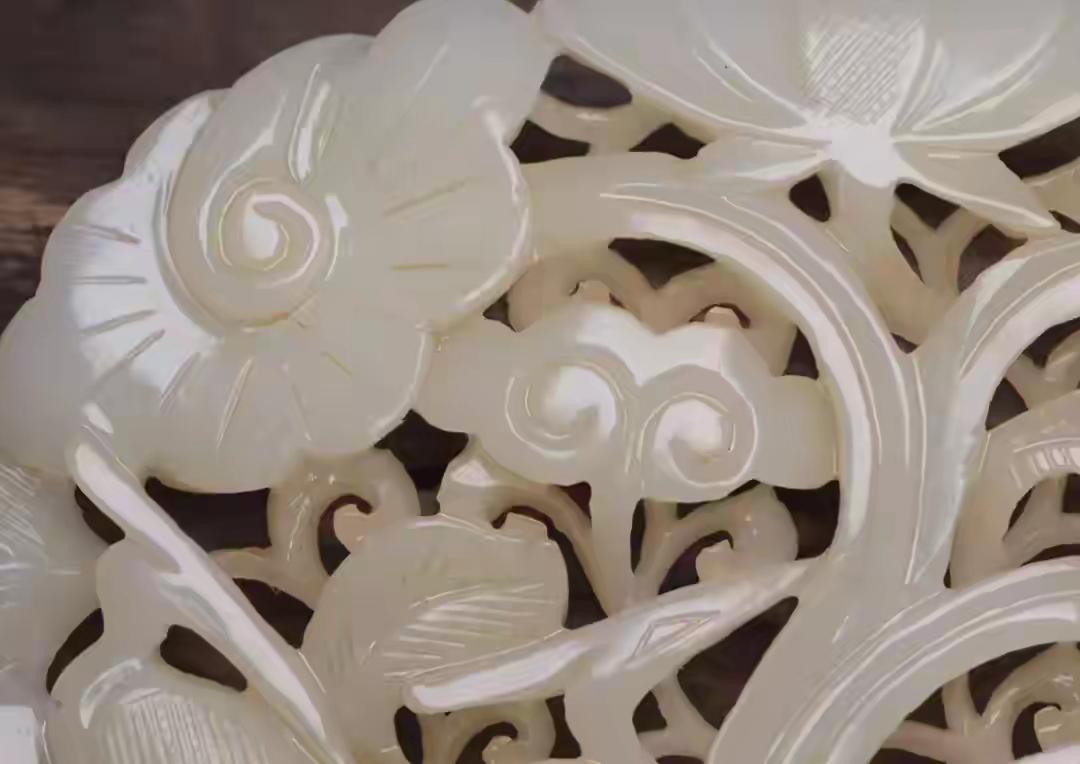 来到新疆看到了巍峨壮丽的天山和美丽的天池，发现了喀什异国他乡的风土人情，惊奇香妃