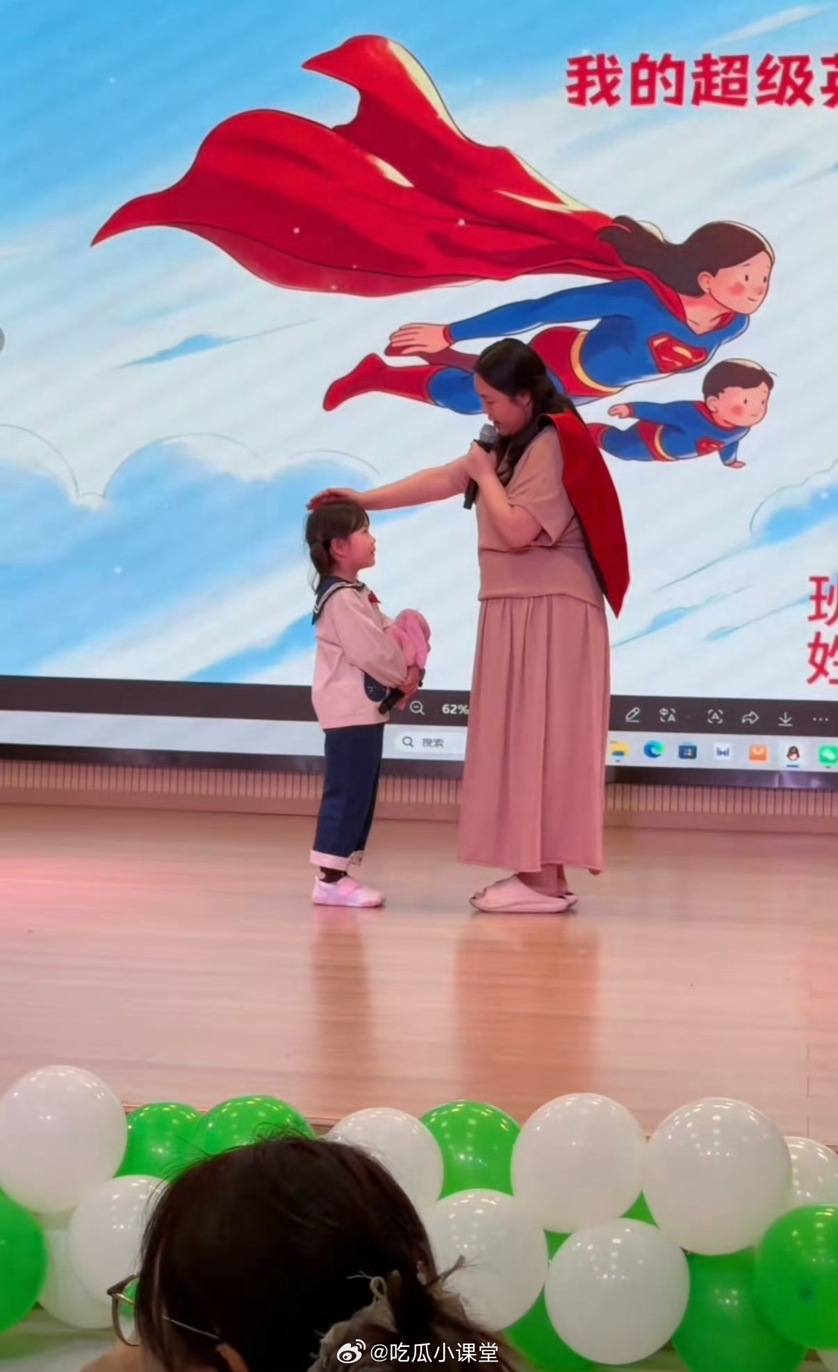 瑶一瑶跪下感谢妈妈看了瑶一瑶那个下跪视频，她妈马上扶起来说“不可以这样”，其实还