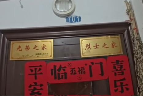 一则外卖小哥爬七楼送外卖时被门口牌匾震撼的新闻，让无数网友心头一暖。这个看似普通