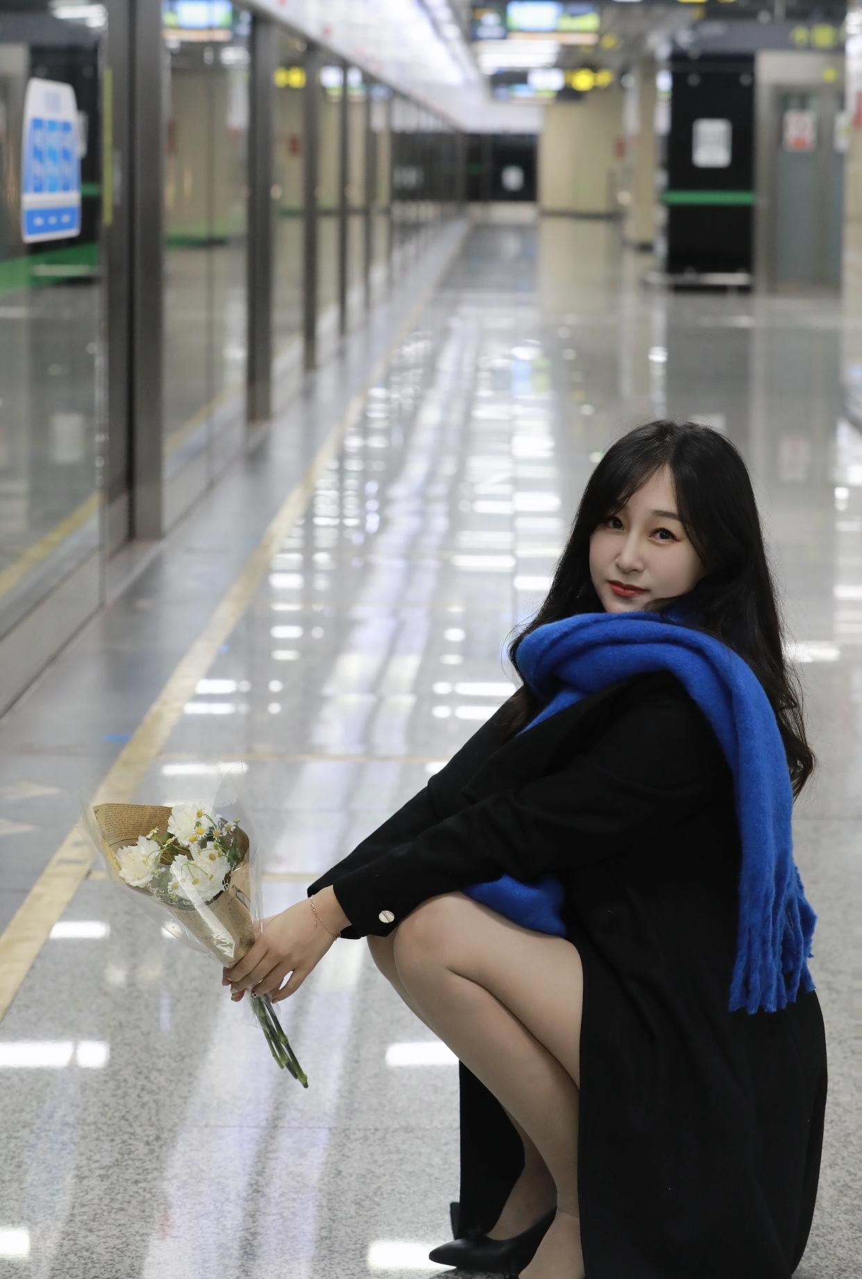 女人如何穿出含蓄的性感?在地铁站的静谧时光，手持鲜花，等待你的到来。