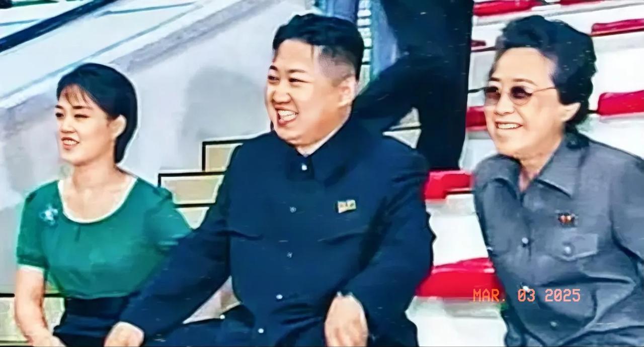 金敬姬（右）与侄子金正恩侄媳李雪主同框。